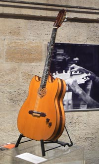 Guitare Sansie, rosace en forme de cœur, pour Francis Lalanne
