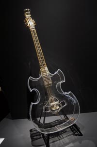 Guitare transparente en altuglass, modèle unique pour Francis Lalanne